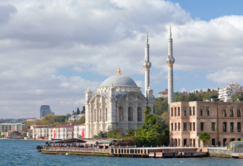 Fototapeta na wymiar Ortakoy Mosque - Grand Imperial Mosque of Sultan Abdulmecidthe in Besiktas, Istanbul, Turkey