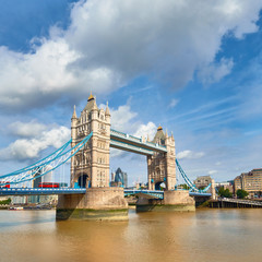 Fototapeta na wymiar Panoramic image of Tower Bridge in London on a bright sunny day