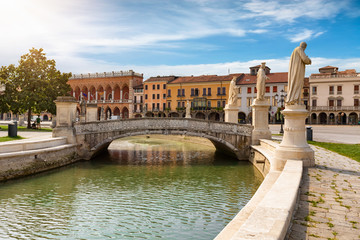 Fototapeta na wymiar Der Prato della Valle Platz mit seinen Brücken und Kanälen in Padova, Italien