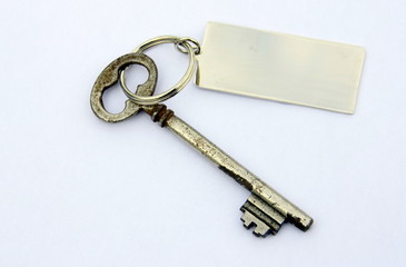 vieille clé et porte clé en fer ,isolé sur fond blanc