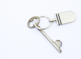 vieille clé et porte clé en fer ,isolé sur fond blanc