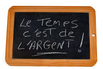 Obraz premium Ardoise sur laquelle est écrit le temps c'est de l'argent 