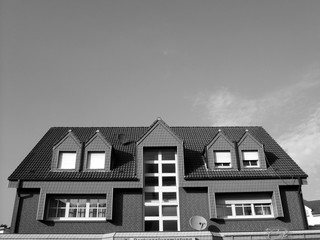 Modernes Wohnhaus mit Dachgauben und Mansarden bei Sonnenschein in Schloß Holte-Stukenbrock bei...