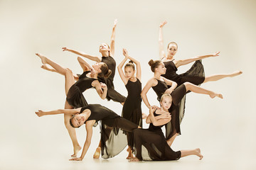Obraz premium The group of modern ballet dancers