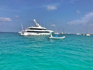 Obraz premium Yacht und Schlauchboot auf dem Meer vor Ibiza bzw. Formentera in Spanien