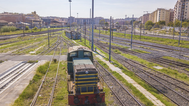 Dettaglio aereo del vagone principale di un vecchio treno merci verde. Il mezzo di trasporto &egrave; ora abbandonato nei depositi ferroviari di una vecchia stazione.