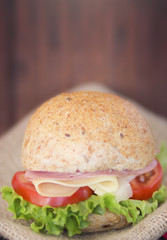Delicioso sanduíche  artesanal preparado com pão integral queijo e tomates frescos
