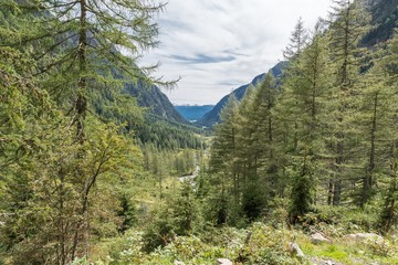 Fototapeta na wymiar Göriachtal im Lungau mit Blick auf die Berge, Österreich