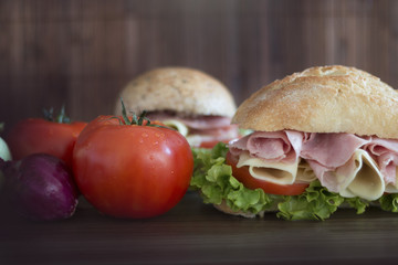 Delicioso sanduíche  artesanal preparado com pão integral queijo e tomates frescos