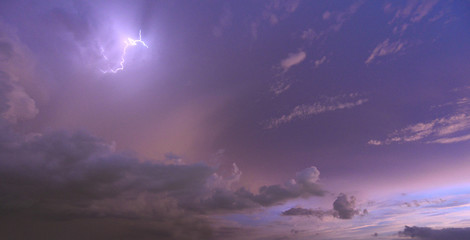 Fototapeta na wymiar Lightning in the sky and clouds are clear and colorful in the evening.