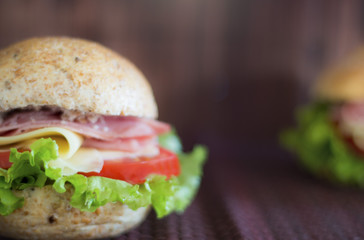 Delicioso sanduíche  artesanal preparado com pão integral queijo e tomates frescos