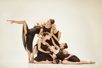 Obraz premium The group of modern ballet dancers
