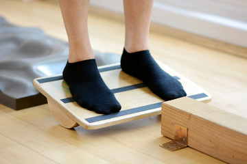 Frau trainiert Gleichgewicht und Balance auf Parkour in Fitnessstudio