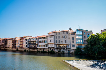 Fototapeta na wymiar Immeubles sur les bords de la rivière l'Agout à Castres