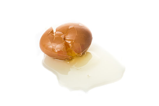 Huevo de gallina para la comida roto aislado sobre un fondo blanco