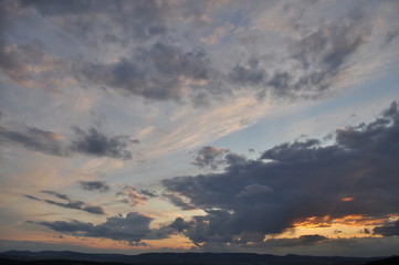 Bewölkter Himmel im Abendrot