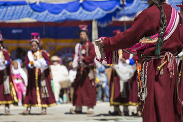 Unidentified artists in Ladakhi costumes at the Ladakh Festival, Leh, India. - obrazy, fototapety, plakaty