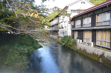 Fototapeta na wymiar 日本の川辺の温泉宿