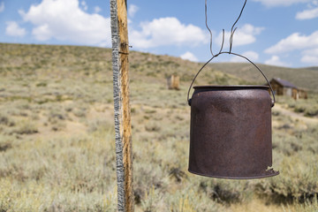 Obraz premium Abandoned well and rusty bucket from the California gold rush