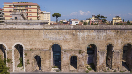 Dettaglio dell'acquedotto romano vicino via Casilina a Roma, in Italia. Le ville dei privati e...