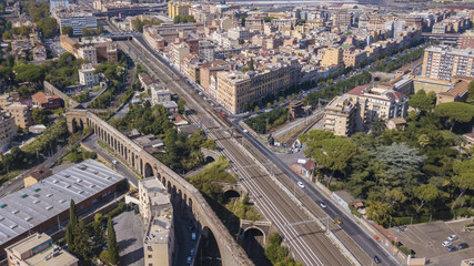 Fototapeta premium Vista aerea di un tratto di ferrovia italiana che attraversa la città di Roma est tra il quartiere Pigneto e la via Tuscolana. I binari dividono in due la capitale d' Italia.