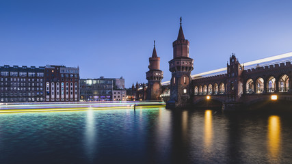 Berliner Oberbaumbrücke mit Ausflugsdampfer - obrazy, fototapety, plakaty