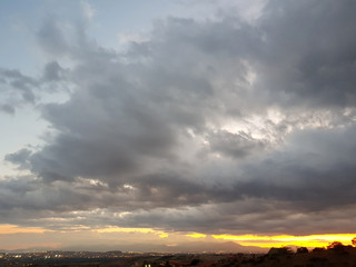 Tramonto con nuvole