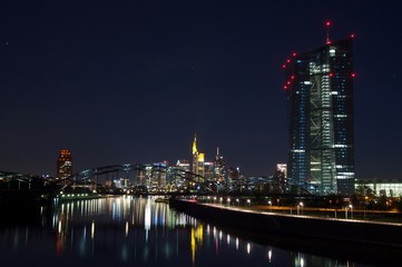 Fototapeta na wymiar Frankfurt Skyline mit EZB im Vordergrund 