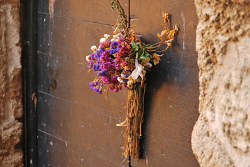 Dried bouquet on the doors