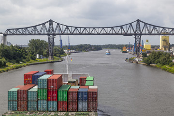 Containerschiff auf dem Nord-Ostsee-Kanal bei Rendsburg, Deutschland