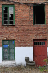 fachada casa en abandono