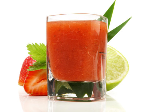 Erdbeerlimes mit Erdbeeren und Limette