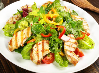 Gemischter Salat mit Hähnchenbrust
