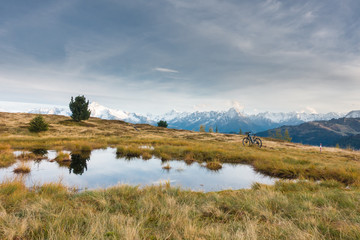 Mountainbike am Bergsee in den Alpen