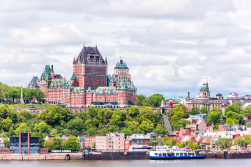 Uitzicht vanaf de stad Levis op het stadsbeeld en de skyline van Quebec City, Canada met de Saint Lawrence-rivier en rondvaartboten, kabelbaan