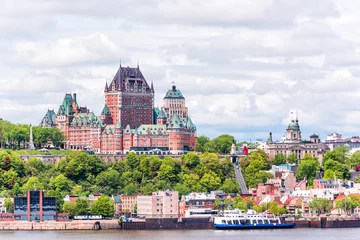 Foto op Plexiglas Uitzicht vanaf de stad Levis op het stadsbeeld en de skyline van Quebec City, Canada met de Saint Lawrence-rivier en rondvaartboten, kabelbaan © Andriy Blokhin