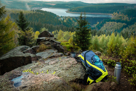 Wandern Erzgebirge Rucksack auf Felsen