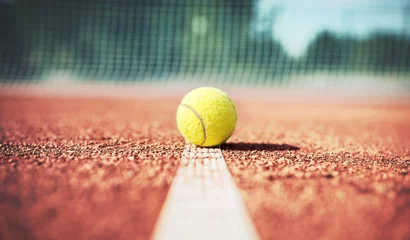 Foto op Aluminium Tennisbal op de tennisbaan. Sport, recreatieconcept © bobex73