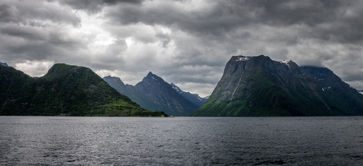 Hj&oslash;rundfjord