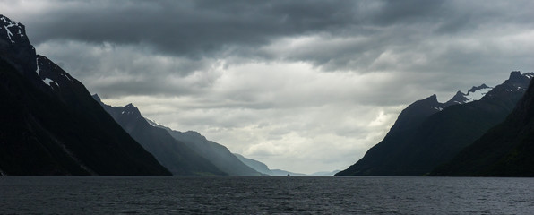 Hj&oslash;rundfjord