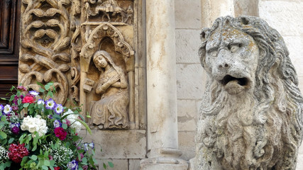 Italie Pouilles Puglia Apulia Altamura cathédrale Cattedrale di Santa Maria Assunta lion fleurs mariage sculpture religion