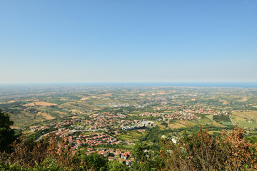 blick auf san marino aus der vogelperspektive 