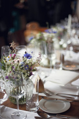 festliche Tafel mit Blumen