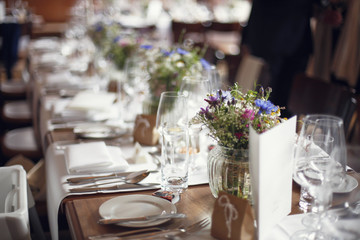 festliche Tafel mit Blumen