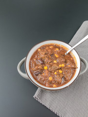 Chili con Carne mit Löffel im Topf