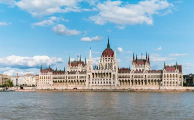 Foto op Plexiglas The Hungarian Parliament Building on the bank of the Danube in Budapest. Sunny day with clouds © STUDIO MELANGE