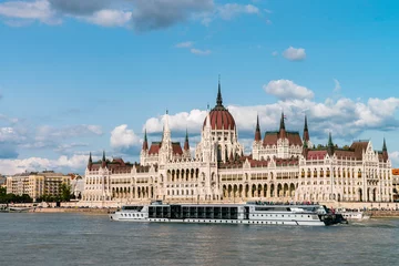Foto op Plexiglas The Hungarian Parliament Building on the bank of the Danube in Budapest. Sunny day with clouds © STUDIO MELANGE