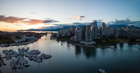 Obraz premium Aerial Panorama of Downtown City at False Creek, Vancouver, British Columbia, Canada. Taken during a bright sunset.