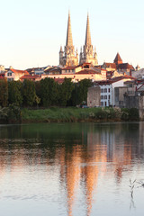 Obraz premium cathedrale de bayonne and its reflection in the water at sunrise