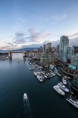 Obraz premium Widok z lotu ptaka na budynki Downtown Vancouver podczas wschodu słońca w pochmurny poranek. Zdjęcie zrobione w False Creek, Kolumbia Brytyjska, Kanada.